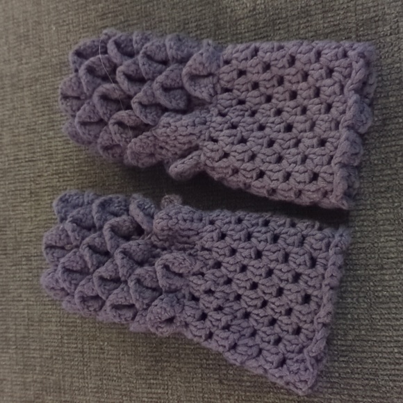 Hand Crafted Luxury Dragon Scale / Mermaid Fingerless Texting Gloves - Picture 4 of 5